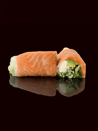 065 Spring roll with salmon and cream cheese