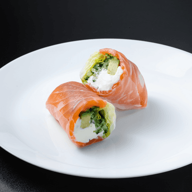065 Spring roll with salmon and cream cheese